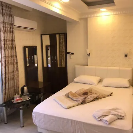 Saraj Deluxe Otel *